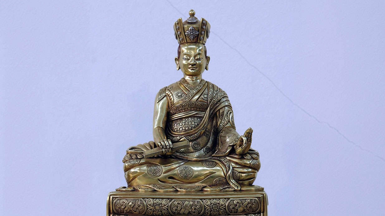 10th karmapa choying dorje statue